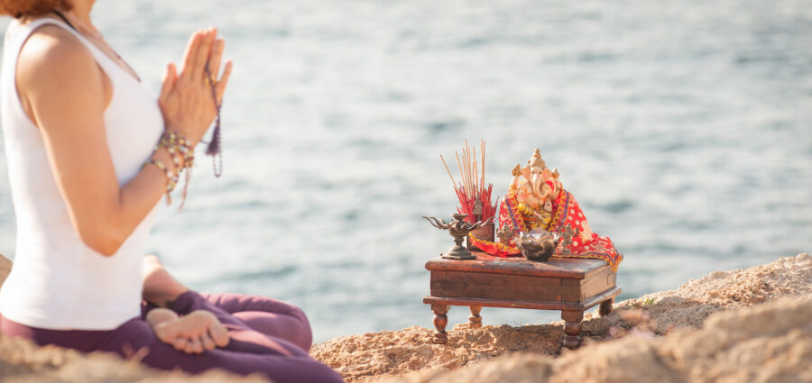 jeanne-heileman-yoga-teacher-trainer-14 jeanne meditating on beach